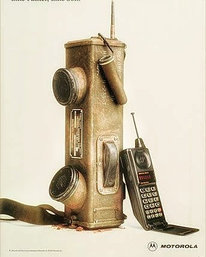 Werbeanzeige von Motrola mit einem 1940er Walkie-Talke und einem 1990er-Mobiltelefon. (Gre: 20KByte)